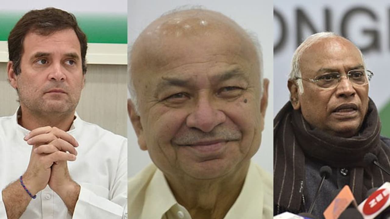 രാഹുലിന്റെ പിന്ഗാമിക്കായി ചര്ച്ച തുടങ്ങി, യുവനേതാക്കളും പരിഗണനയില് രാഹുലിന്റെ പിന്ഗാമിക്കായി ചര്ച്ച തുടങ്ങി, യുവനേതാക്കളും പരിഗണനയില്