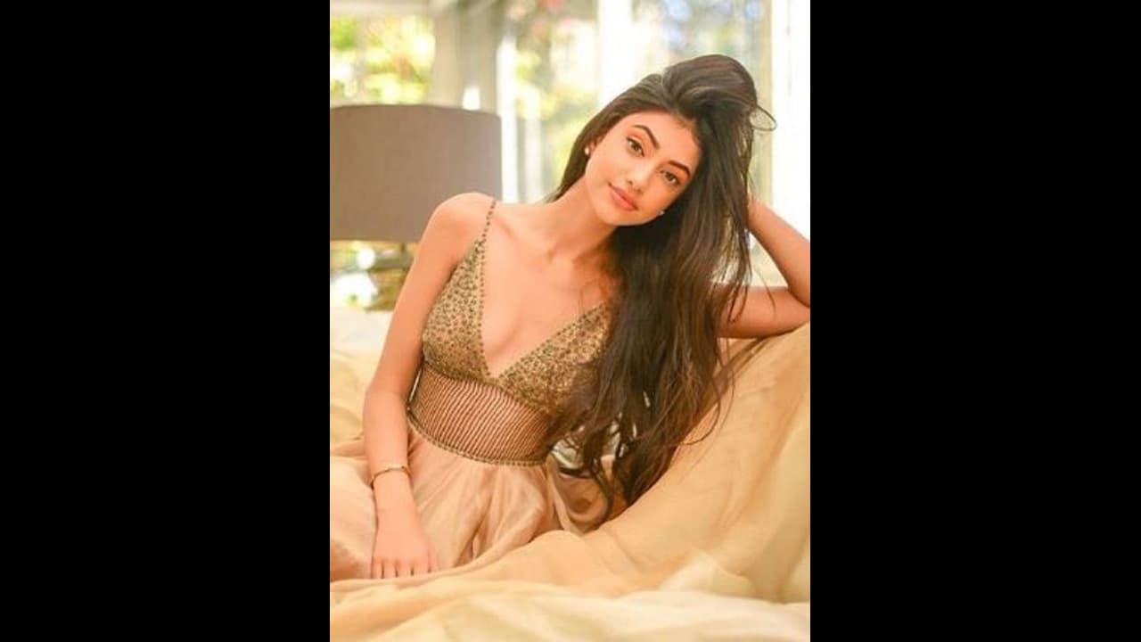 सोशल मीडिया में Sexy और Hot तस्वीरों से कहर मचा रही है चंकी की भतीजी अलाना