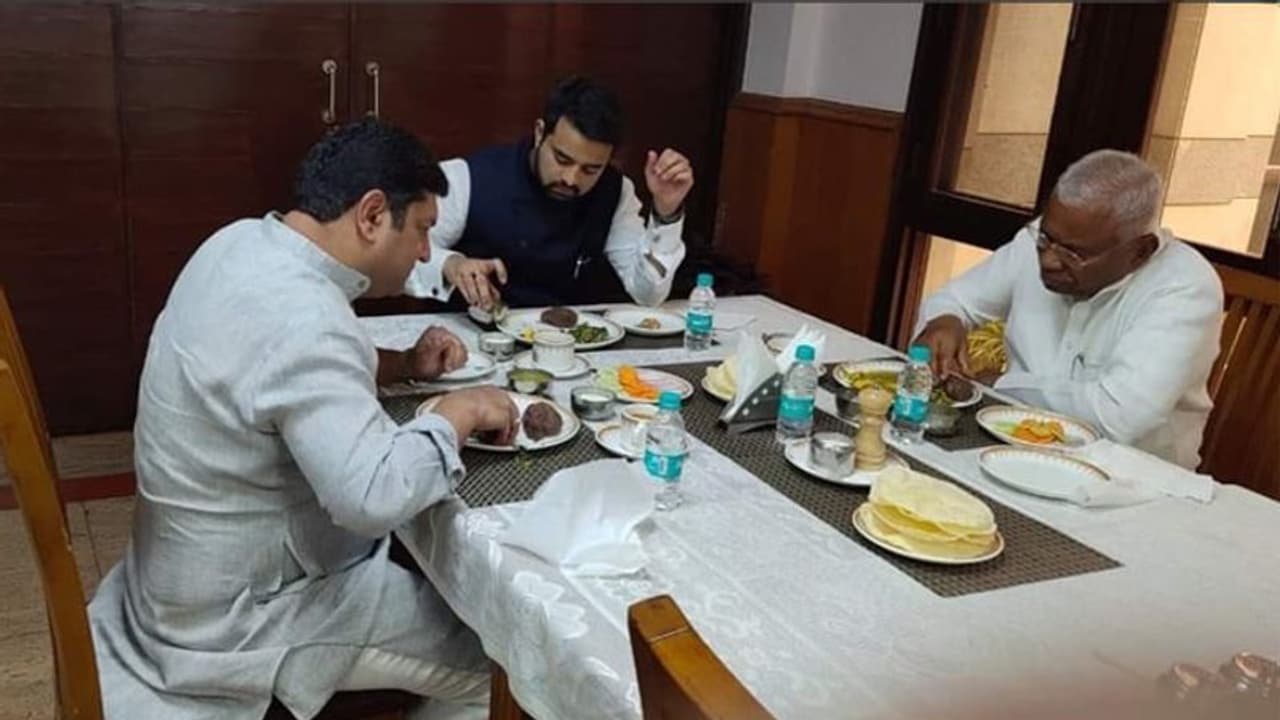 ಗೌಡರ ಮಣಿಸಿದ ಬಸವರಾಜು ಜತೆ ಮೊಮ್ಮಗ ಪ್ರಜ್ವಲ್ ರೇವಣ್ಣ ಭೋಜನ! ಗೌಡರ ಮಣಿಸಿದ ಬಸವರಾಜು ಜತೆ ಮೊಮ್ಮಗ ಪ್ರಜ್ವಲ್ ರೇವಣ್ಣ ಭೋಜನ!