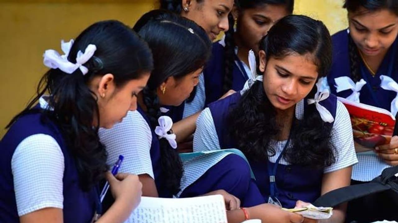 പ്ലസ് വൺ പ്രതിസന്ധി; താത്കാലിക ബാച്ച് കൊണ്ട് കാര്യമില്ലെന്ന് ലീഗ്; ആശങ്കകൾ പരിഹരിക്കുന്നത് വരെ സമരം തുടരും പ്ലസ് വൺ പ്രതിസന്ധി; താത്കാലിക ബാച്ച് കൊണ്ട് കാര്യമില്ലെന്ന് ലീഗ്; ആശങ്കകൾ പരിഹരിക്കുന്നത് വരെ സമരം തുടരും