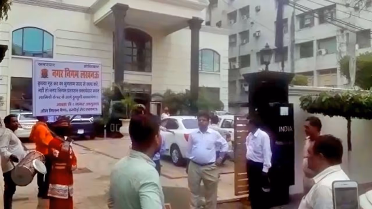 डिफॉल्टर्स के यहां नगर निगम बजाएगा बैंड; एक घंटे में ही थ्री स्टार होटल के मालिक ने अदा किए 19 लाख डिफॉल्टर्स के यहां नगर निगम बजाएगा बैंड; एक घंटे में ही थ्री स्टार होटल के मालिक ने अदा किए 19 लाख