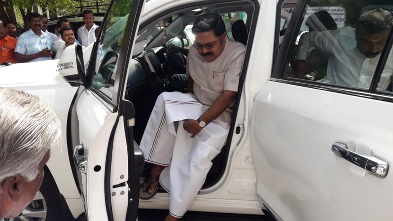 கெத்தா சட்டசபைக்கு வந்த டிடிவி... நேருக்கு நேர் பார்த்த செந்தில் பாலாஜி கெத்தா சட்டசபைக்கு வந்த டிடிவி... நேருக்கு நேர் பார்த்த செந்தில் பாலாஜி