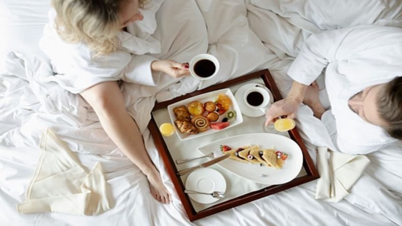 বেড়াতে গিয়ে হোটেলে এই ৭টি কাজ ভুলেও করবেন না, বিপদে পড়তে পারেন