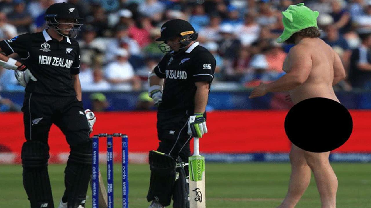 మైదానంలోకి నగ్నంగా దూసుకొచ్చిన అభిమాని.. మ్యాచ్ కి అంతరాయం మైదానంలోకి నగ్నంగా దూసుకొచ్చిన అభిమాని.. మ్యాచ్ కి అంతరాయం