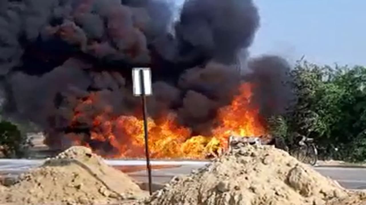 लखनऊ अयोध्या हाईवे पर पलटा पेट्रोल से भरा टैंकर, धमाके में सात फायरकर्मी झुलसे लखनऊ अयोध्या हाईवे पर पलटा पेट्रोल से भरा टैंकर, धमाके में सात फायरकर्मी झुलसे