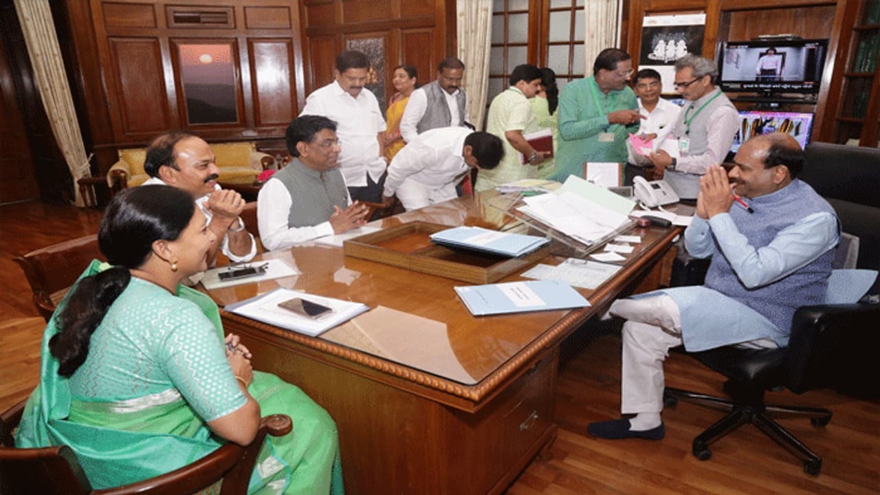 లోక్ సభ స్పీకర్ ని కలిసిన టీఆర్ఎస్ ఎంపీలు లోక్ సభ స్పీకర్ ని కలిసిన టీఆర్ఎస్ ఎంపీలు