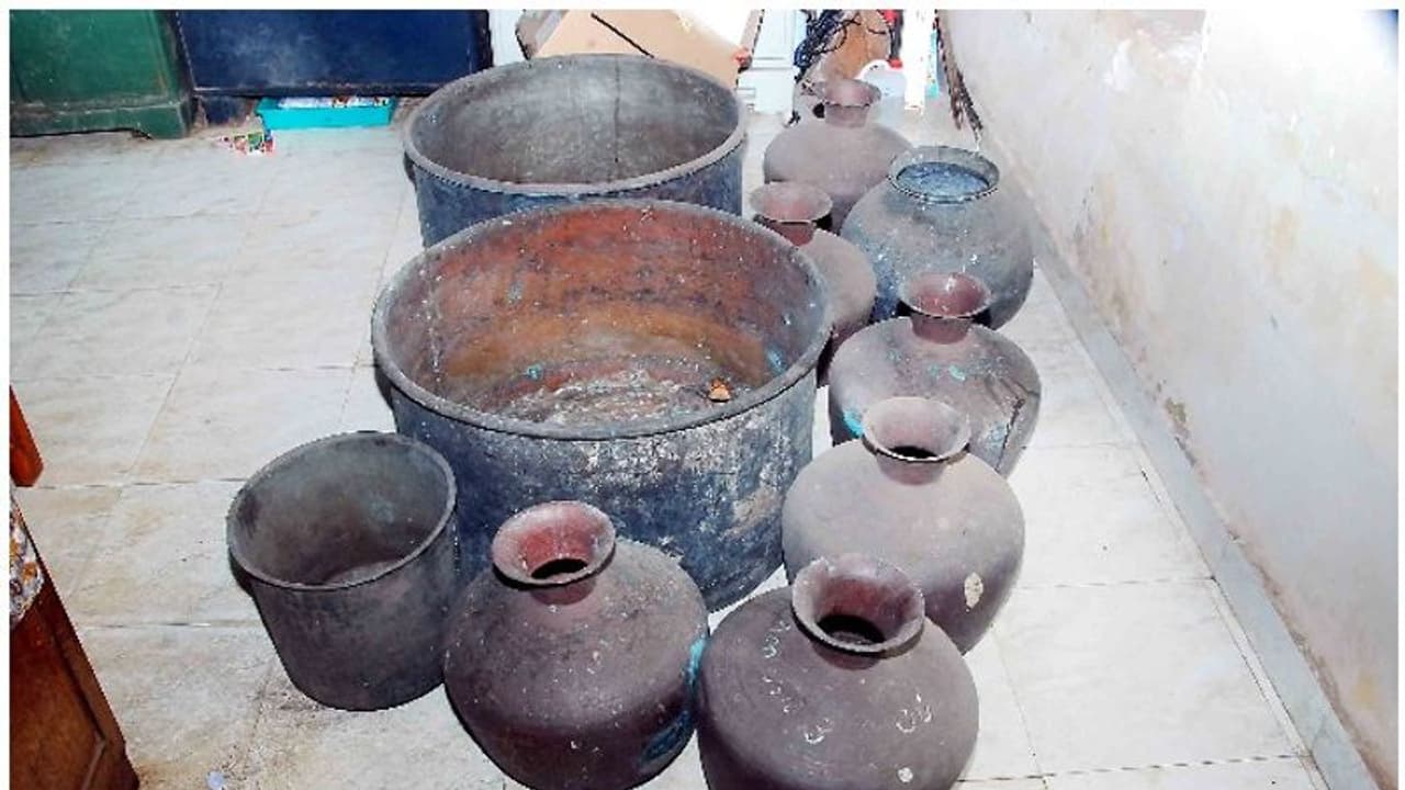 നൂറ്റാണ്ട് പഴക്കമുള്ള സ്കൂള് കെട്ടിടത്തിന്റെ ചുമര് പൊളിച്ചപ്പോള് കിട്ടിയത് 'നിധികുംഭം' നൂറ്റാണ്ട് പഴക്കമുള്ള സ്കൂള് കെട്ടിടത്തിന്റെ ചുമര് പൊളിച്ചപ്പോള് കിട്ടിയത് 'നിധികുംഭം'