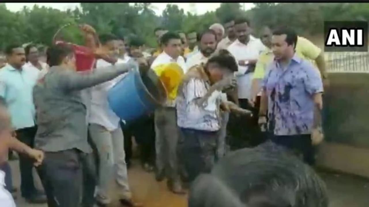 അന്ന് ബാറ്റെങ്കിൽ ഇന്ന് ചളിവെള്ളം: ഉദ്യോഗസ്ഥന്റെ ദേഹത്ത് ചളി കോരിയൊഴിച്ച് കോൺഗ്രസ് എംഎൽഎ അന്ന് ബാറ്റെങ്കിൽ ഇന്ന് ചളിവെള്ളം: ഉദ്യോഗസ്ഥന്റെ ദേഹത്ത് ചളി കോരിയൊഴിച്ച് കോൺഗ്രസ് എംഎൽഎ