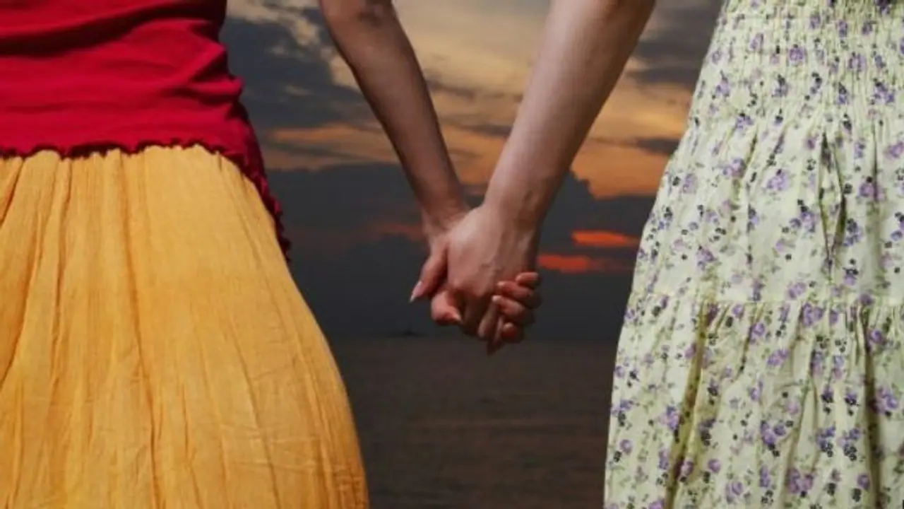 ബന്ധുക്കളുടെ എതിര്‍പ്പില്‍ പിന്മാറാതെ, അര്‍ധസഹോദരിമാര്‍ ക്ഷേത്രത്തില്‍ വിവാഹിതരായി