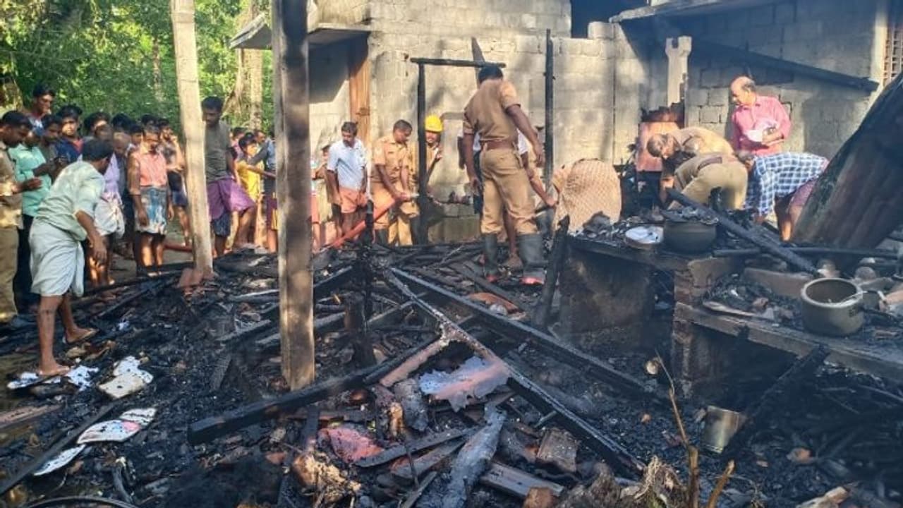 ആലപ്പുഴയില് വീട് പൂര്ണ്ണമായി കത്തിനശിച്ചു; ഷോട്ട് സര്ക്യൂട്ടെന്ന് സംശയം ആലപ്പുഴയില് വീട് പൂര്ണ്ണമായി കത്തിനശിച്ചു; ഷോട്ട് സര്ക്യൂട്ടെന്ന് സംശയം