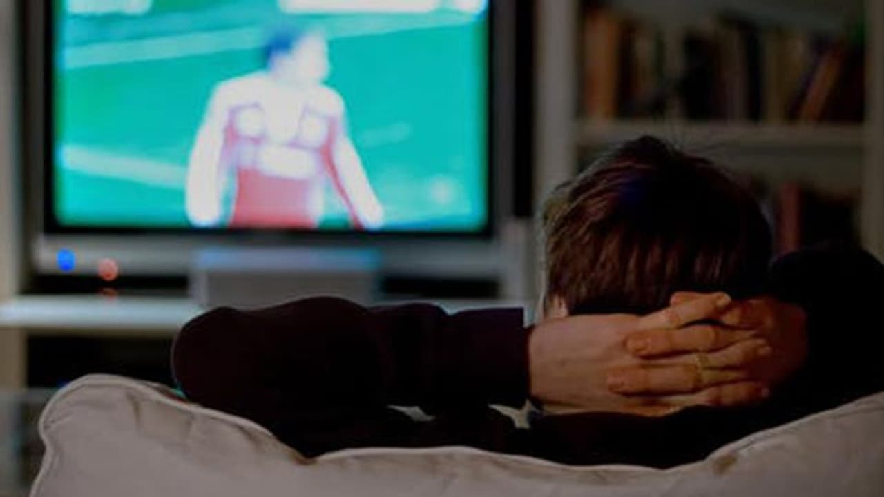 বেশিরভাগ সময় টিভি দেখে কাটছে, অজান্তেই বাড়ছে স্ট্রোক বা হার্ট অ্যাটাকের ঝুঁকি বেশিরভাগ সময় টিভি দেখে কাটছে, অজান্তেই বাড়ছে স্ট্রোক বা হার্ট অ্যাটাকের ঝুঁকি