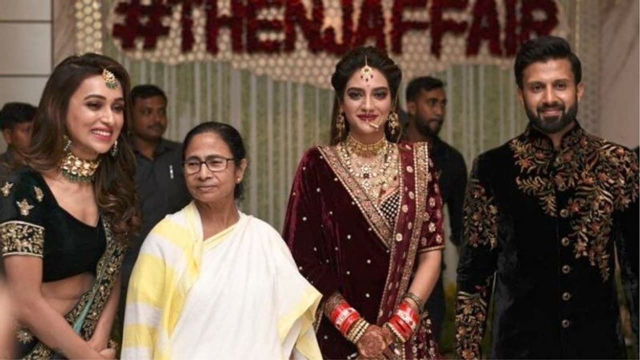 মুখ্যমন্ত্রীর হাত ধরেই রিসেপশন পার্টিতে নুসরত নিখিল মুখ্যমন্ত্রীর হাত ধরেই রিসেপশন পার্টিতে নুসরত নিখিল