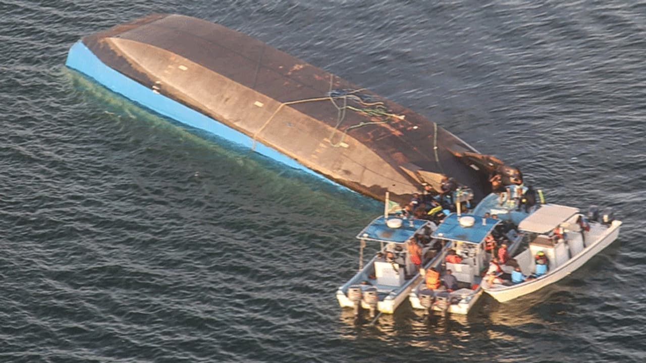 நடுக்கடலில் படகு கவிழ்ந்து விபத்து... 80 க்கும் மேற்பட்ட அகதிகள் உயிரிழப்பு..! நடுக்கடலில் படகு கவிழ்ந்து விபத்து... 80 க்கும் மேற்பட்ட அகதிகள் உயிரிழப்பு..!