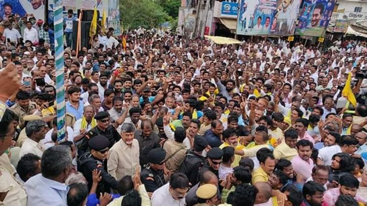 ఇలా చేస్తున్నారు: తన భద్రతపై చంద్రబాబు సంచలన వ్యాఖ్యలు ఇలా చేస్తున్నారు: తన భద్రతపై చంద్రబాబు సంచలన వ్యాఖ్యలు