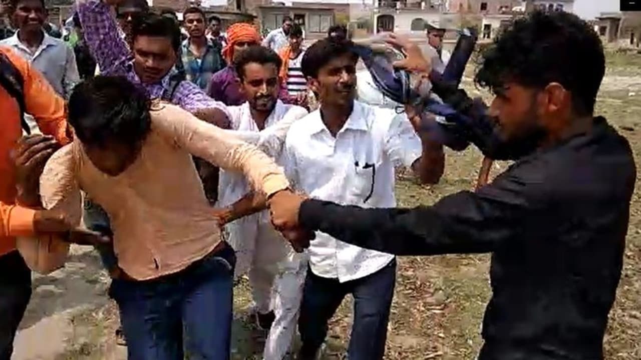 ट्रेन यात्री का बैग व मोबाइल चुराकर भाग रहे आरोपी को लोगों ने पकड़ा, फिर दी ऐसी सजा ट्रेन यात्री का बैग व मोबाइल चुराकर भाग रहे आरोपी को लोगों ने पकड़ा, फिर दी ऐसी सजा