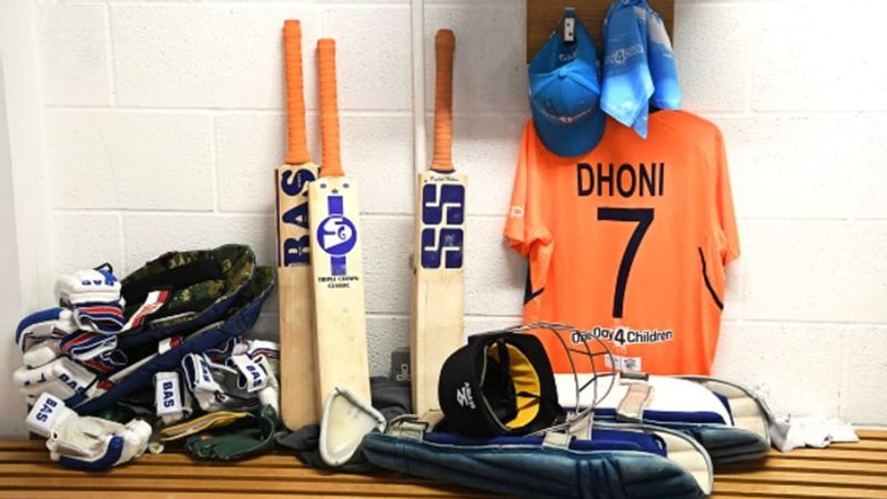 বিশ্বকাপে ধোনির ব্যাটে তিনটি লোগো! নিজেও কি অবসরের ইঙ্গিতই দিচ্ছেন বিশ্বকাপে ধোনির ব্যাটে তিনটি লোগো! নিজেও কি অবসরের ইঙ্গিতই দিচ্ছেন