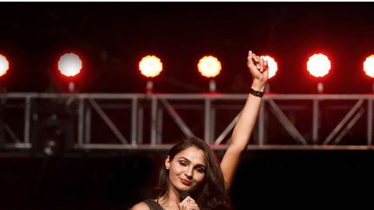 "வா, வா பக்கம் வா" என ரசிகர்களை சுண்டி இழுத்த நடிகை... படுகவர்ச்சி உடையில் ஆட்டம் போட்ட ஆன்ட்ரியா....!