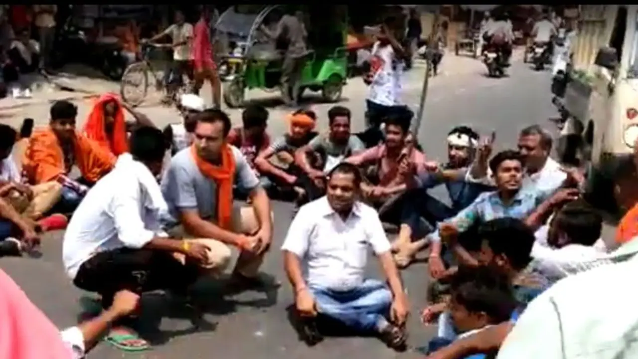 दिल्ली के मंदिर में तोड़ फोड़, बजरंग दल ने मदीना जाकर हनुमान चालीसा पढ़ने की दी चेतावनी