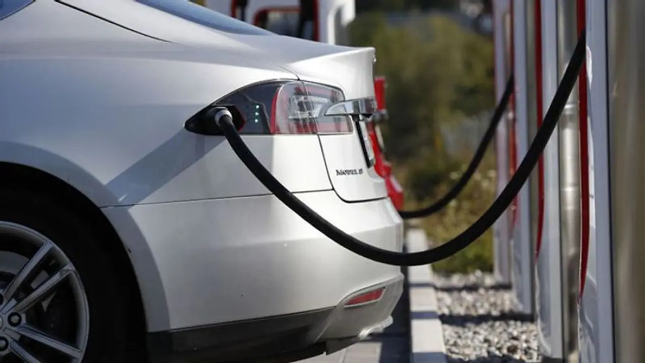 மின்சார வாகனங்களை 21 நிமிடத்தில் 80% சார்ஜ் செய்யும் ஹூண்டாய் அல்ட்ரா ஃபாஸ்ட் சார்ஜர்! மின்சார வாகனங்களை 21 நிமிடத்தில் 80% சார்ஜ் செய்யும் ஹூண்டாய் அல்ட்ரா ஃபாஸ்ட் சார்ஜர்!