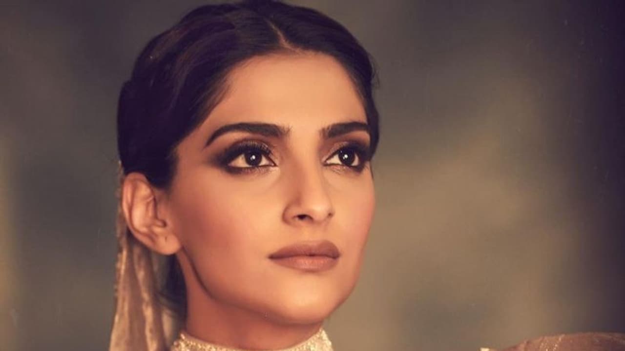 Sonam Kapoor pays ‘Maha Mrityunjay Jaap’ homage to Kobe Bryant Sonam Kapoor pays ‘Maha Mrityunjay Jaap’ homage to Kobe Bryant