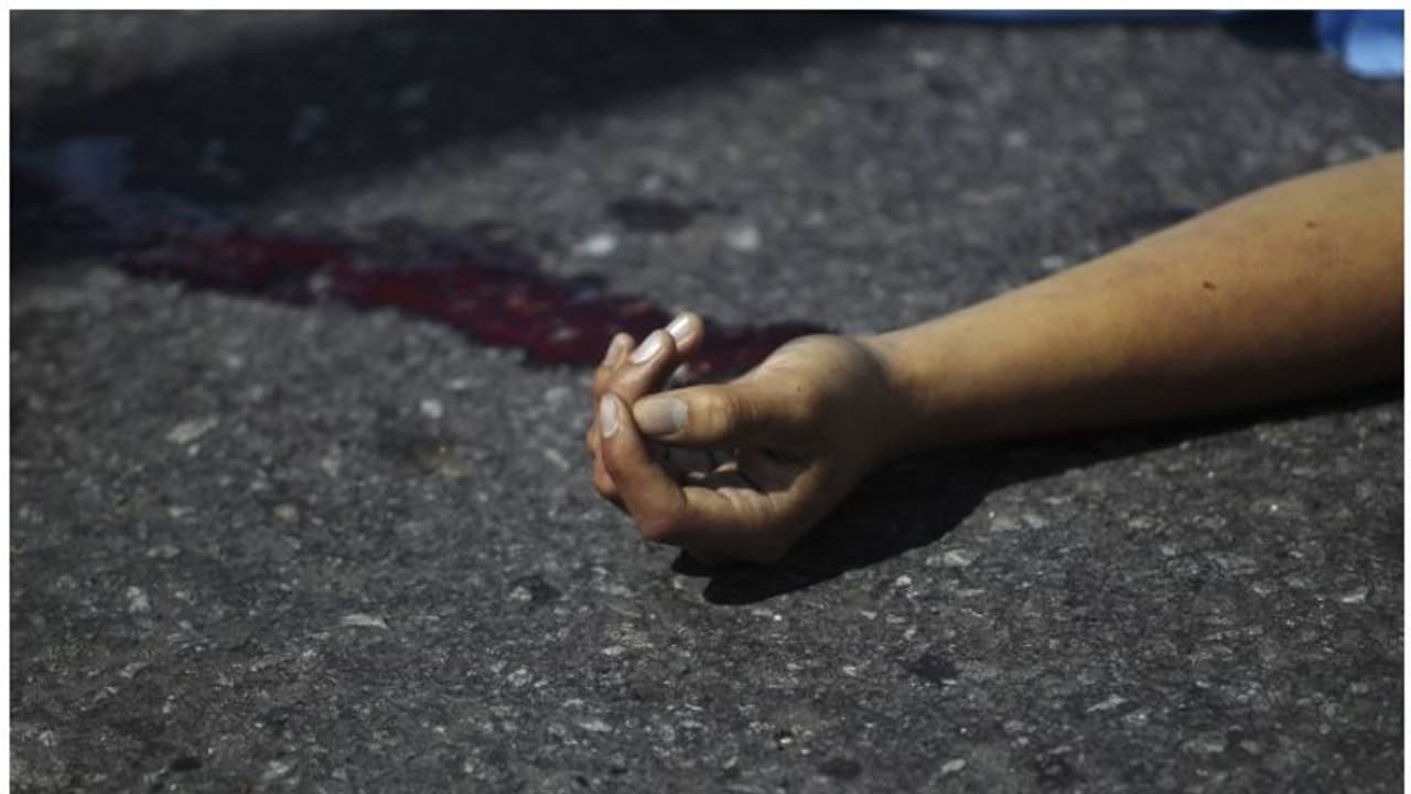 ಕುಡಿದು ಡ್ಯಾನ್ಸ್ ಮಾಡ್ತಿದ್ದ ಯುವಕ ಮಹಡಿಯಿಂದ ಬಿದ್ದು ಸಾವು ಕುಡಿದು ಡ್ಯಾನ್ಸ್ ಮಾಡ್ತಿದ್ದ ಯುವಕ ಮಹಡಿಯಿಂದ ಬಿದ್ದು ಸಾವು