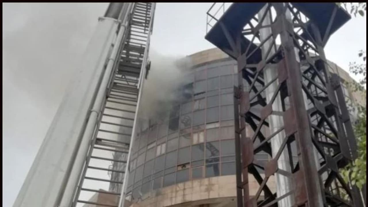 ദില്ലിയിൽ വൻ തീപിടുത്തം; സര്ക്കാര് ഓഫീസ് കത്തിനശിച്ചു ദില്ലിയിൽ വൻ തീപിടുത്തം; സര്ക്കാര് ഓഫീസ് കത്തിനശിച്ചു