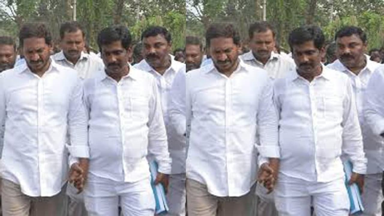 మొన్న అలా.. నేడు ఇలా...పూతలపట్టు ఎమ్మెల్యే ఎంఎస్ బాబు యూటర్న్.. మొన్న అలా.. నేడు ఇలా...పూతలపట్టు ఎమ్మెల్యే ఎంఎస్ బాబు యూటర్న్..