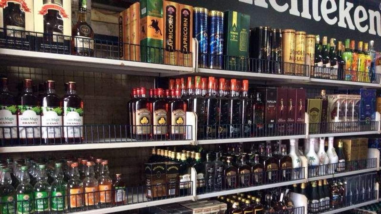 జనగామలో టీఆర్ఎస్‌ వర్సెస్ బీజేపీ.. మద్యం షాపుల మూసివేత.. టెన్షన్‌ వాతావరణం.. 