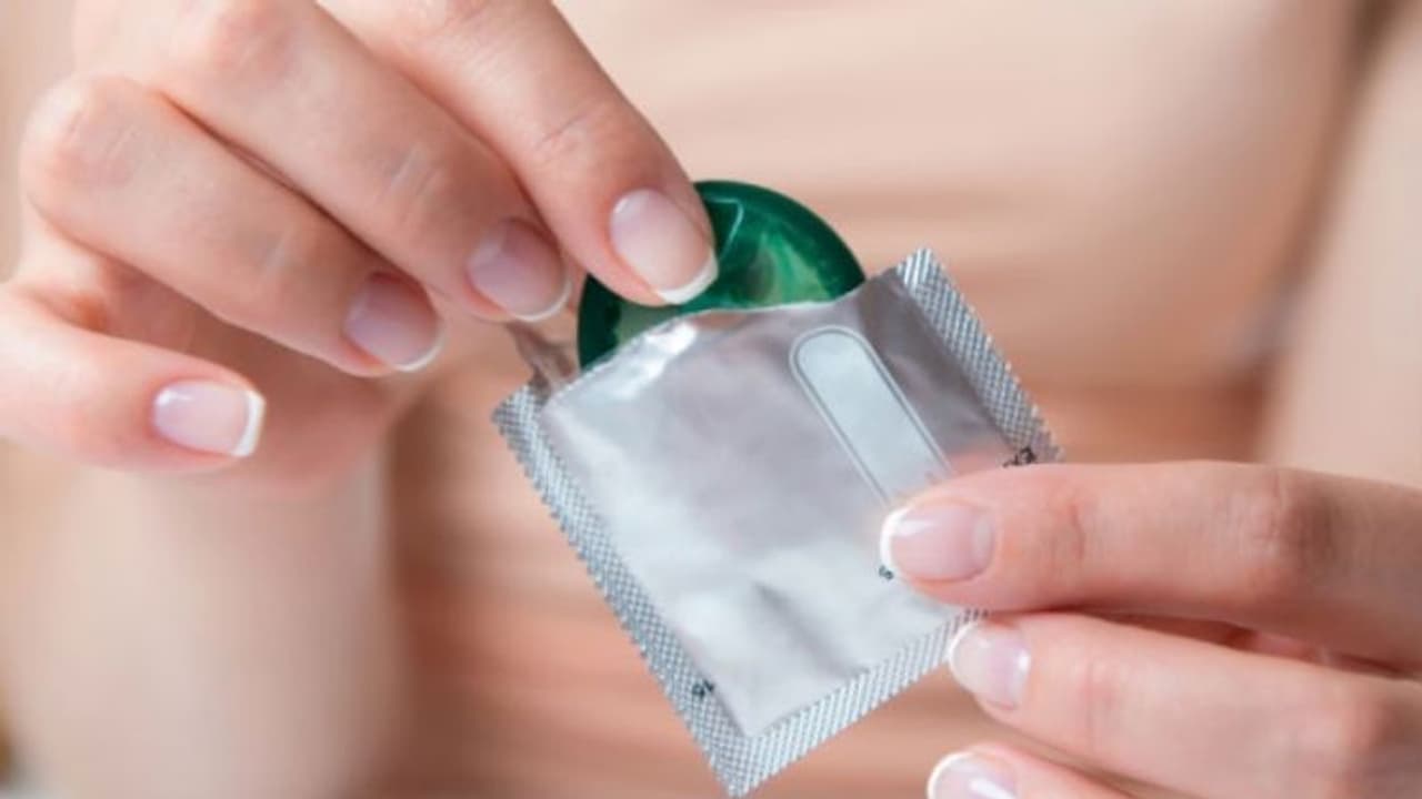 ഈ രാജ്യത്ത് ടിവിയേക്കാൾ ചെലവേറിയതാണ് കോണ്ടം; ഒരു പാക്കറ്റിന് 60,000 രൂപ! ഈ രാജ്യത്ത് ടിവിയേക്കാൾ ചെലവേറിയതാണ് കോണ്ടം; ഒരു പാക്കറ്റിന് 60,000 രൂപ!