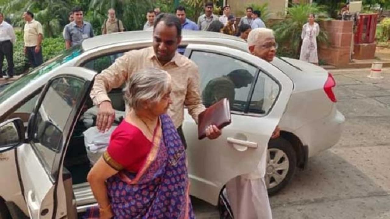 மகள் பட்ஜெட் தாக்கல் செய்வதைக் காண வந்த பெற்றோர் ! தாய், தந்தையரின் ஆசி பெற்ற அமைச்சர் நிர்மலா சீத்தாராமன் !! மகள் பட்ஜெட் தாக்கல் செய்வதைக் காண வந்த பெற்றோர் ! தாய், தந்தையரின் ஆசி பெற்ற அமைச்சர் நிர்மலா சீத்தாராமன் !!