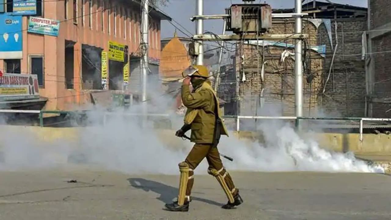 ಕೇಂದ್ರದ ಹೊಡೆತಕ್ಕೆ ಪ್ರತ್ಯೇಕತಾವಾದಿಗಳು ತತ್ತರ ಕೇಂದ್ರದ ಹೊಡೆತಕ್ಕೆ ಪ್ರತ್ಯೇಕತಾವಾದಿಗಳು ತತ್ತರ