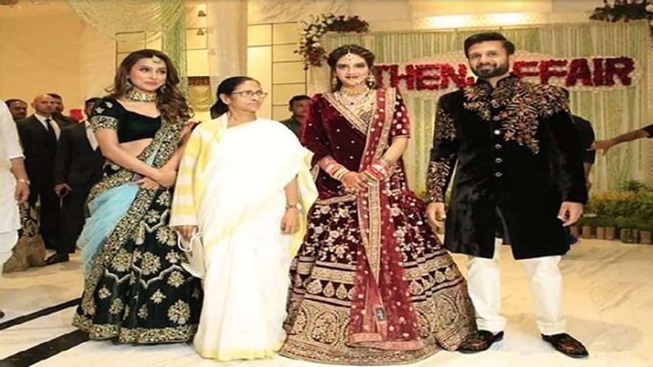 बंगाली एक्ट्रेस और TMC सांसद नुसरत के रिसेप्शन में पहुंचीं ममता बनर्जी बंगाली एक्ट्रेस और TMC सांसद नुसरत के रिसेप्शन में पहुंचीं ममता बनर्जी