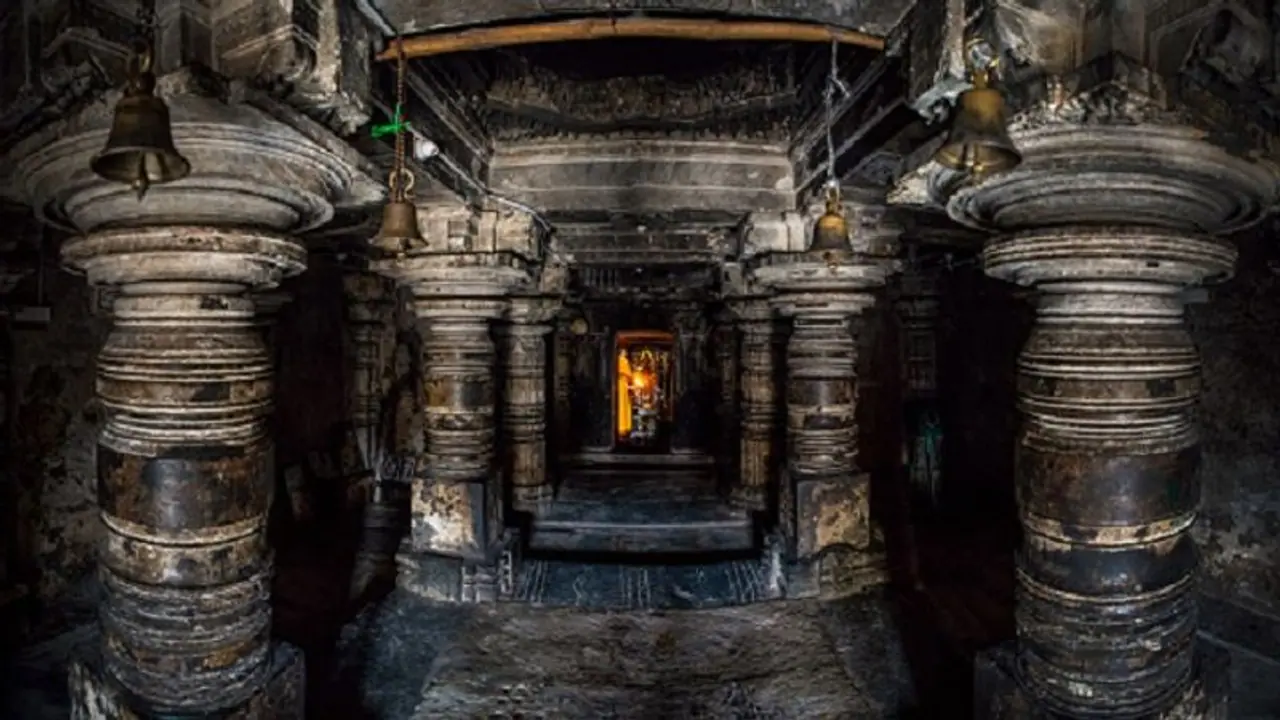 ದೇವರ ದರ್ಶನಕ್ಕೇಕೆ ದೇವಸ್ಥಾನದಲ್ಲಿ ‘ಬ್ಯಾರಿಕೇಡ್’? ದೇವರ ದರ್ಶನಕ್ಕೇಕೆ ದೇವಸ್ಥಾನದಲ್ಲಿ ‘ಬ್ಯಾರಿಕೇಡ್’?