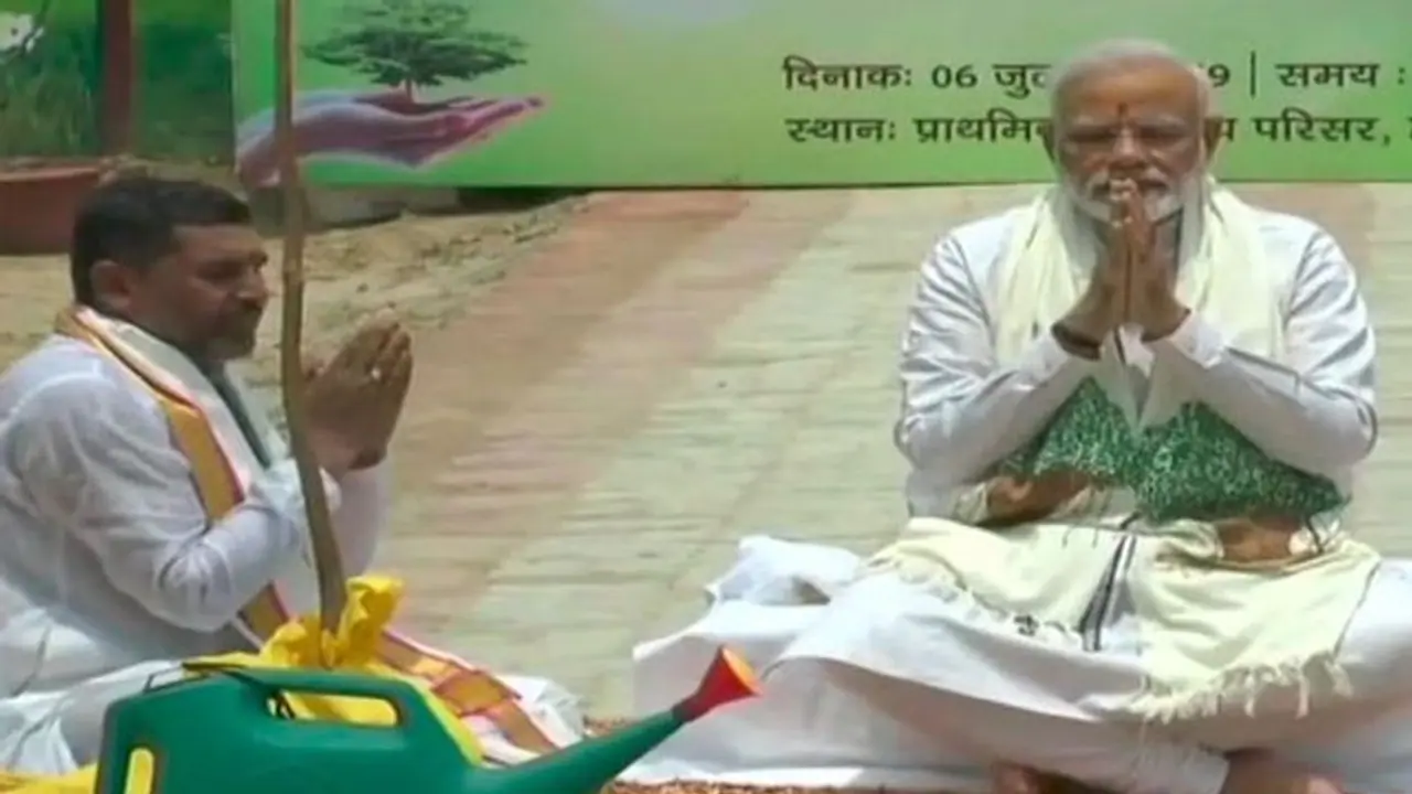 वाराणसी पहुंचे PM नरेंद्र मोदी, लालबहादुर शास्त्री की प्रतिमा का किया अनावरण