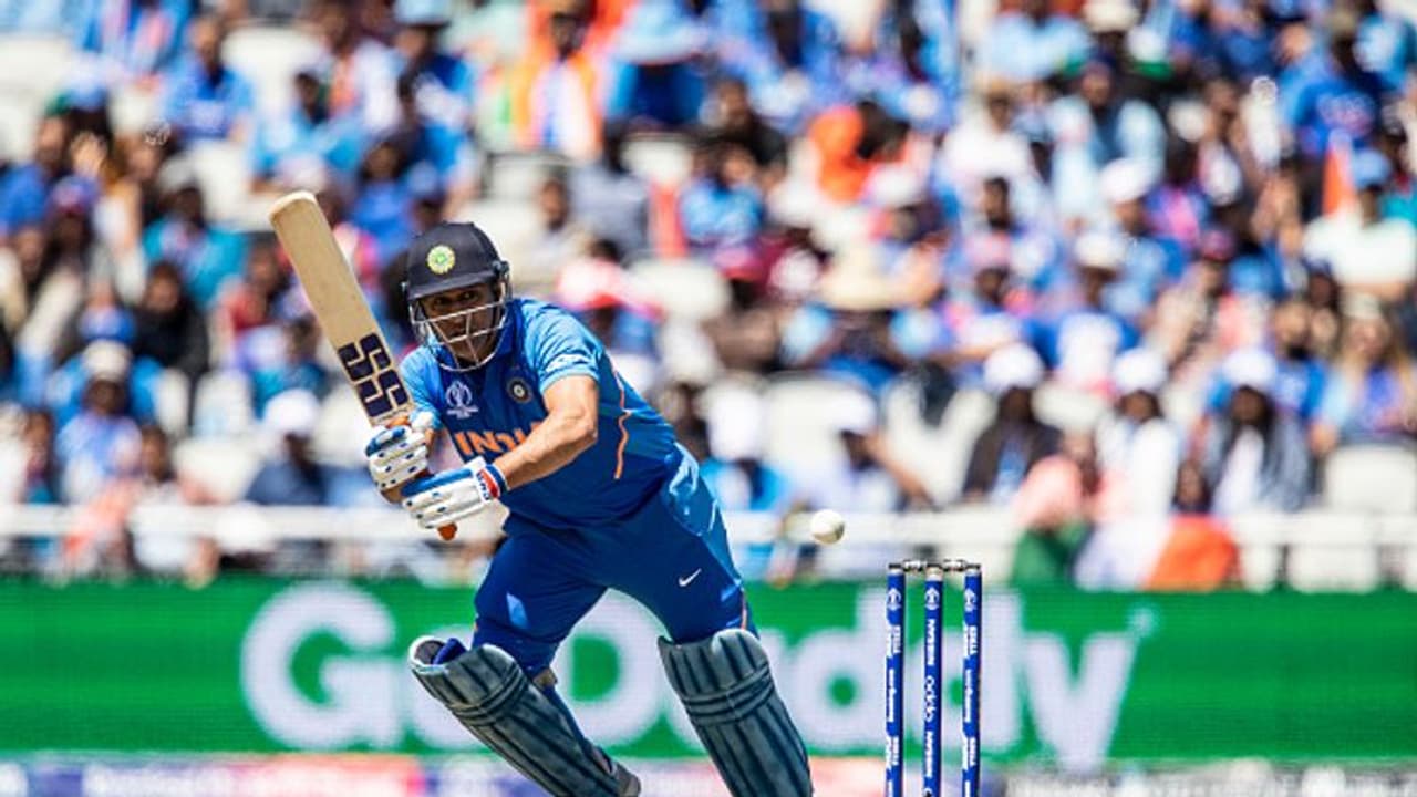 ധോണിയെ അഞ്ചാം നമ്പറില് ഇറക്കാതിരുന്നതിനെതിരെ തുറന്നടിച്ച് ഗാംഗുലി ധോണിയെ അഞ്ചാം നമ്പറില് ഇറക്കാതിരുന്നതിനെതിരെ തുറന്നടിച്ച് ഗാംഗുലി