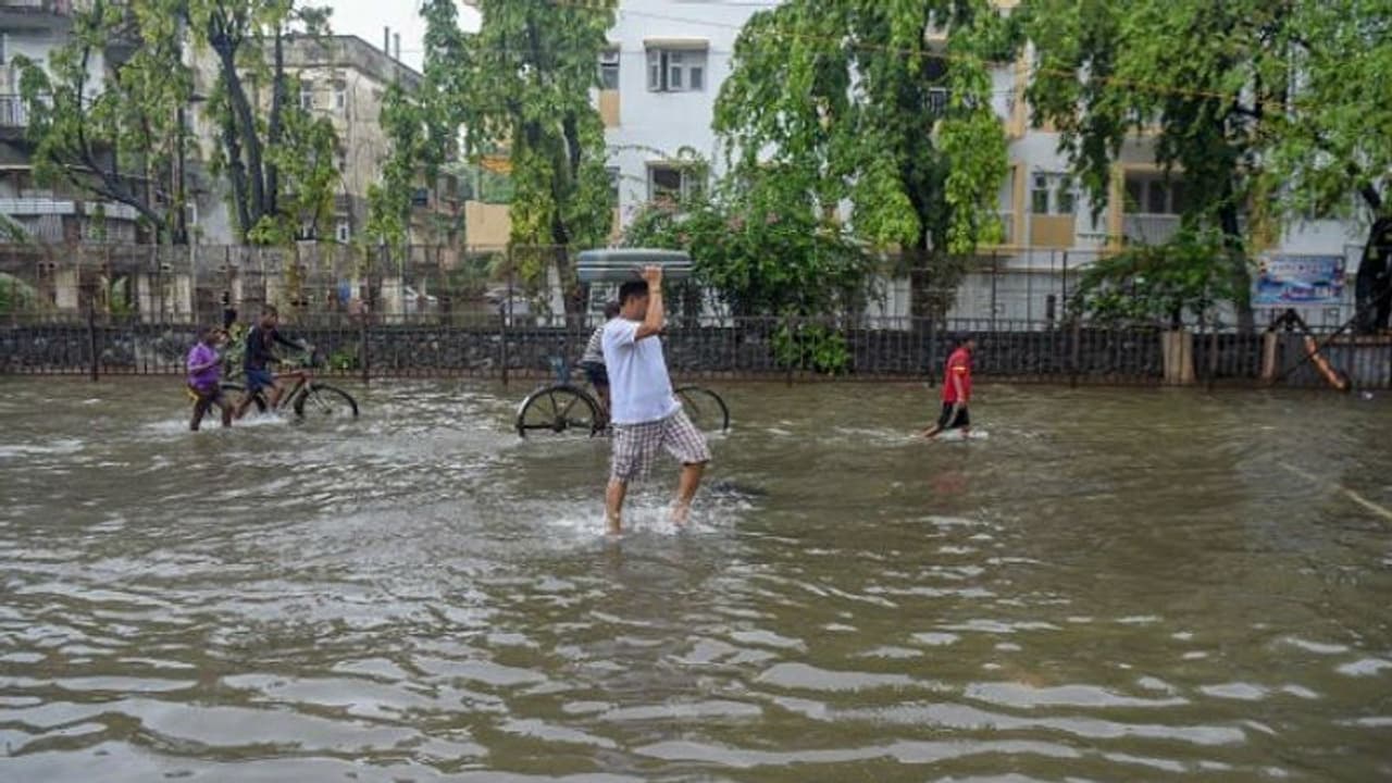আবার নতুন করে বৃষ্টি, বিপর্যস্ত মুম্বই লাইফ লাইন আবার নতুন করে বৃষ্টি, বিপর্যস্ত মুম্বই লাইফ লাইন