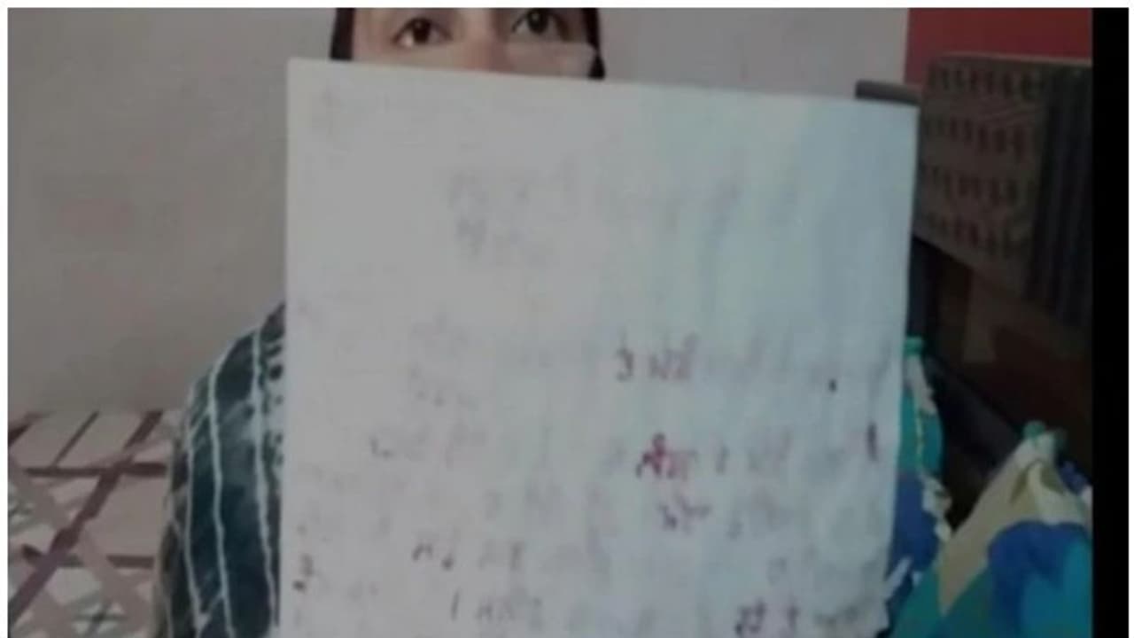 വ്യാജക്കേസില് കുടുക്കിയെന്ന് പരാതി; പ്രസിഡന്റിന് ചോരയില് കത്തെഴുതി പെണ്കുട്ടികള് വ്യാജക്കേസില് കുടുക്കിയെന്ന് പരാതി; പ്രസിഡന്റിന് ചോരയില് കത്തെഴുതി പെണ്കുട്ടികള്