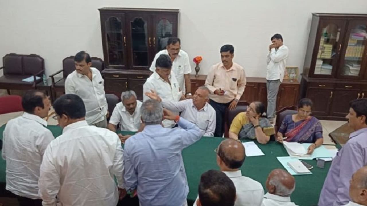Karnataka Speaker says 11 MLAs submitted resignations; 8 MLAs meet Governor