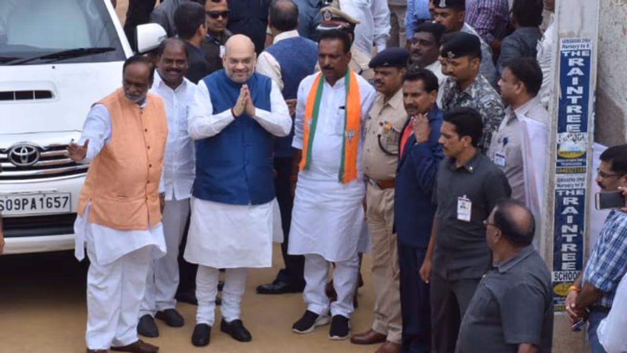 హైదరాబాద్ కు అమిత్ షా, తండాలో భోజనం చేసిన కేంద్రహోంమంత్రి హైదరాబాద్ కు అమిత్ షా, తండాలో భోజనం చేసిన కేంద్రహోంమంత్రి