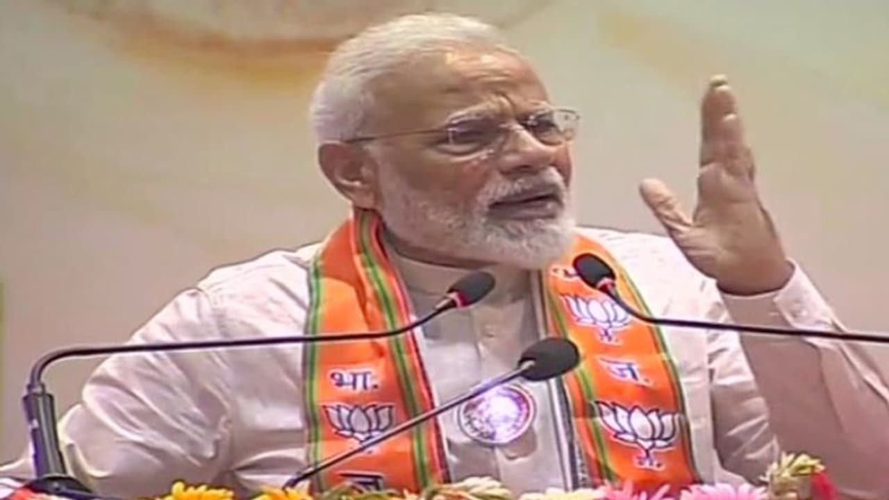 বারাণসীতে মোদীর ভাষণে বাজেট, জল সংরক্ষণ, স্বচ্ছ ভারত সহ একাধিক প্রসঙ্গ বারাণসীতে মোদীর ভাষণে বাজেট, জল সংরক্ষণ, স্বচ্ছ ভারত সহ একাধিক প্রসঙ্গ