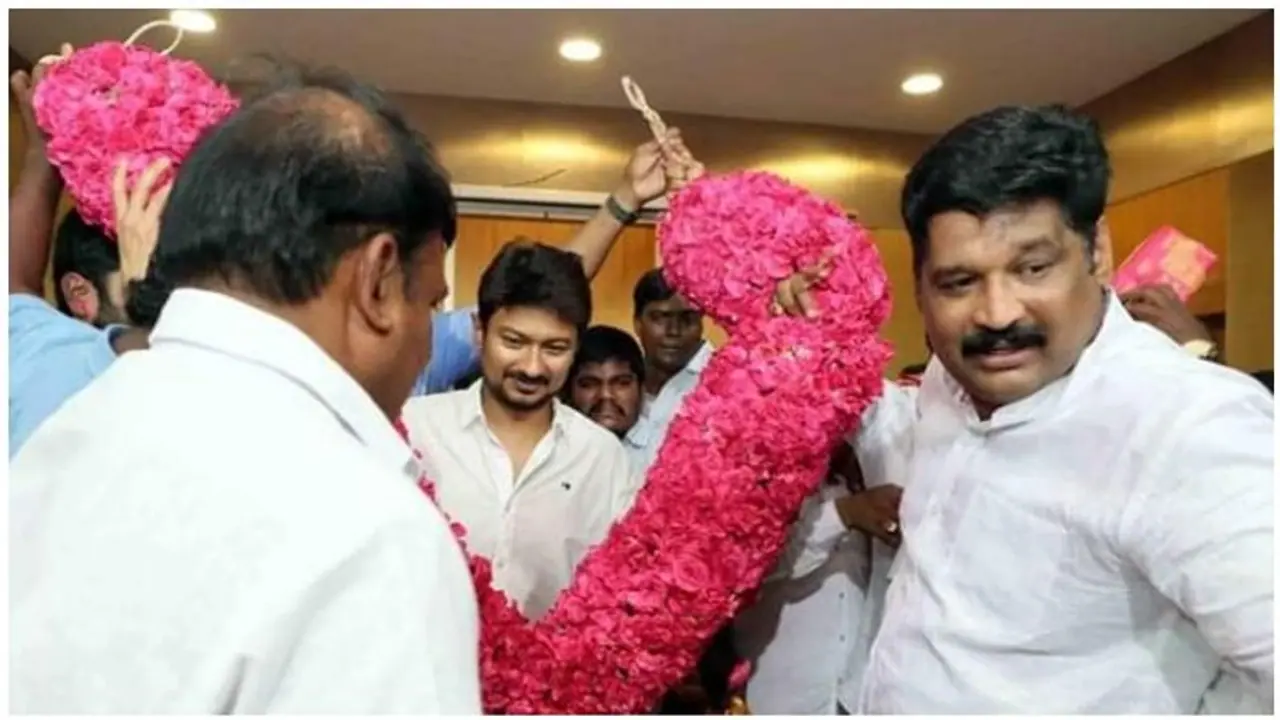 அதிமுகவை அலறவிடும் திமுக.. ஆட்சி உறுதியானதுமே எடப்பாடியின் முக்கிய விஸ்வாசியை தட்டித்தூக்கிய உதயநிதி..!