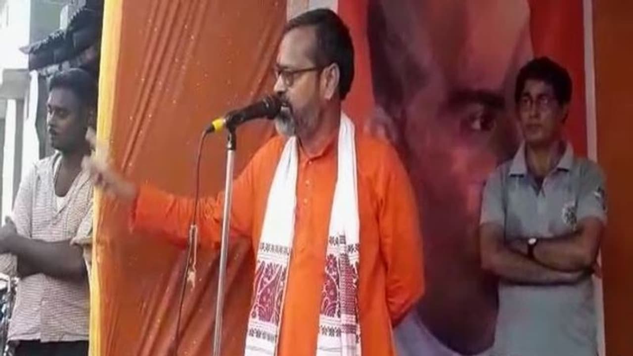 পাকিস্তানের পতাকা ওড়ালে পুড়িয়ে মারা হবে, হুমকি বিজেপি নেতা শ্যামাপদর পাকিস্তানের পতাকা ওড়ালে পুড়িয়ে মারা হবে, হুমকি বিজেপি নেতা শ্যামাপদর