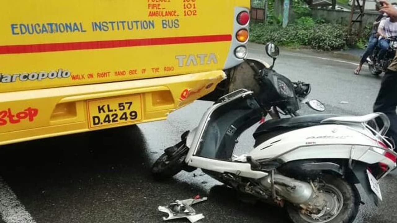 സ്കൂൾ ബസ്സിന് പുറകിൽ സ്കൂട്ടർ ഇടിച്ച് ഒരാൾ മരിച്ചു സ്കൂൾ ബസ്സിന് പുറകിൽ സ്കൂട്ടർ ഇടിച്ച് ഒരാൾ മരിച്ചു