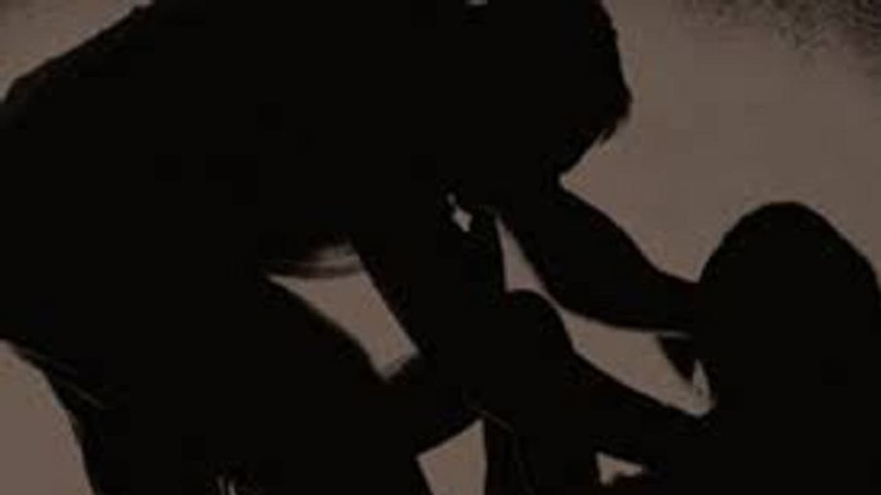 విద్యార్ధినిలపై మతపెద్ద అత్యాచారం, గర్భం దాల్చిన బాలికలు విద్యార్ధినిలపై మతపెద్ద అత్యాచారం, గర్భం దాల్చిన బాలికలు