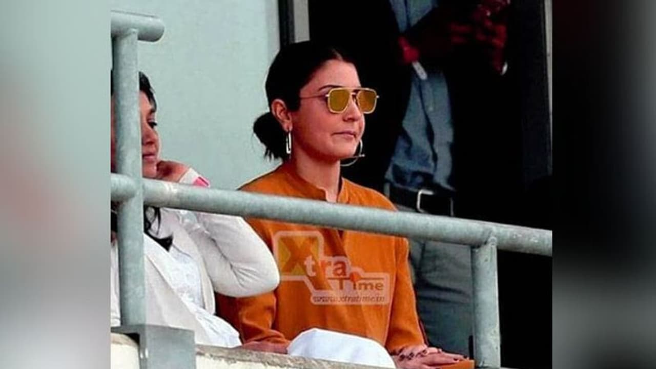 కోహ్లీ ఫోర్: అనుష్కకు ఆ మాత్రం కూడా తెలియదు కోహ్లీ ఫోర్: అనుష్కకు ఆ మాత్రం కూడా తెలియదు