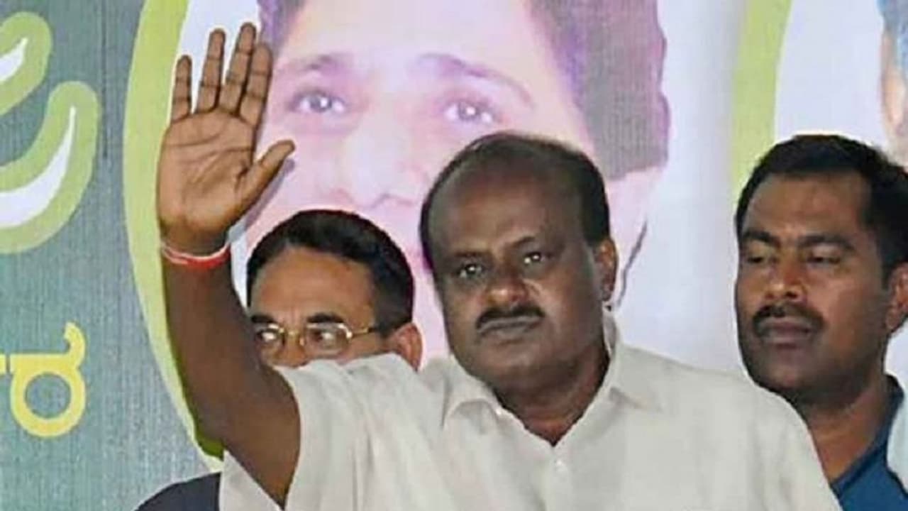 कर्नाटक में सियासी संकट के बीच विधायक पहुंचे मुंबई, मंगलवार तक कुमारस्वामी सरकार पर खतरा नहीं