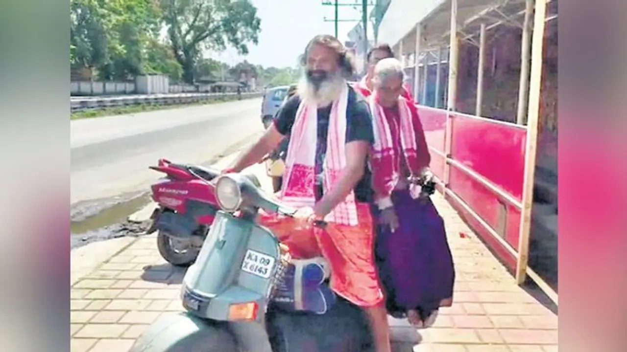 लोग इन्हें कहते हैं 21वीं सदी का श्रवण कुमार, मां को स्कूटर पर बैठाकर करा चुके हैं 17 तीर्थ स्थानों की यात्रा