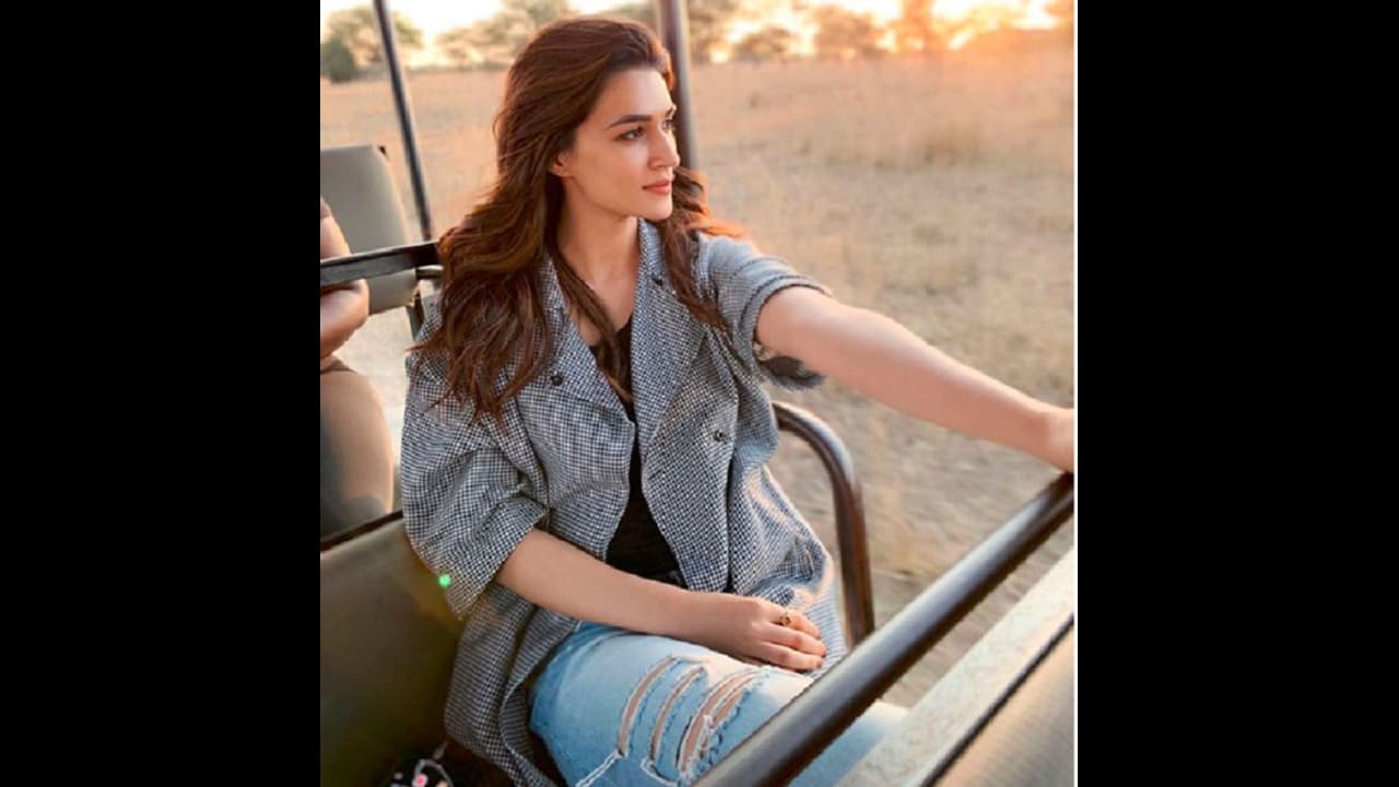 সেলফি শেয়ার করে বিপাকে কৃতি, হতে হল নেট দুনিয়ায় নেটিজেনদের শিকার সেলফি শেয়ার করে বিপাকে কৃতি, হতে হল নেট দুনিয়ায় নেটিজেনদের শিকার