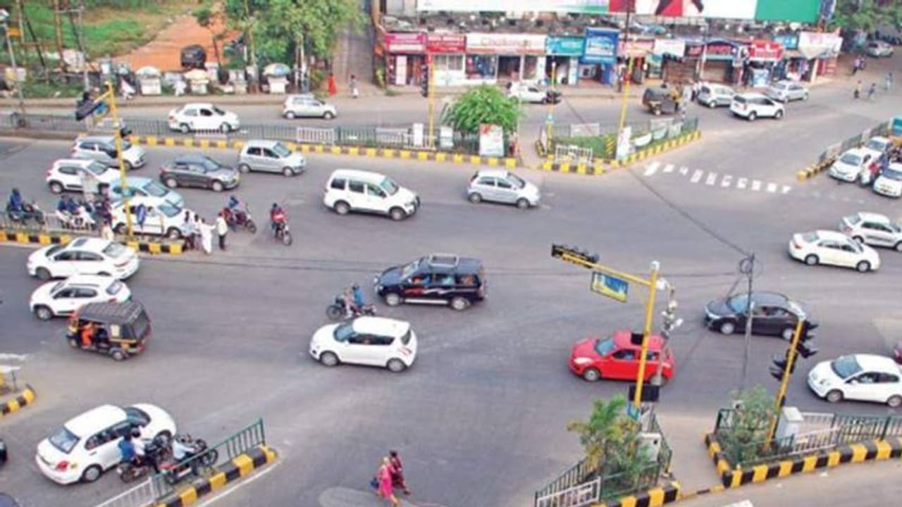 റോഡിൽ മിന്നൽ പരിശോധന: മോട്ടോര് വാഹന വകുപ്പ് ഒറ്റരാത്രി എടുത്തത് 4580 കേസ് റോഡിൽ മിന്നൽ പരിശോധന: മോട്ടോര് വാഹന വകുപ്പ് ഒറ്റരാത്രി എടുത്തത് 4580 കേസ്