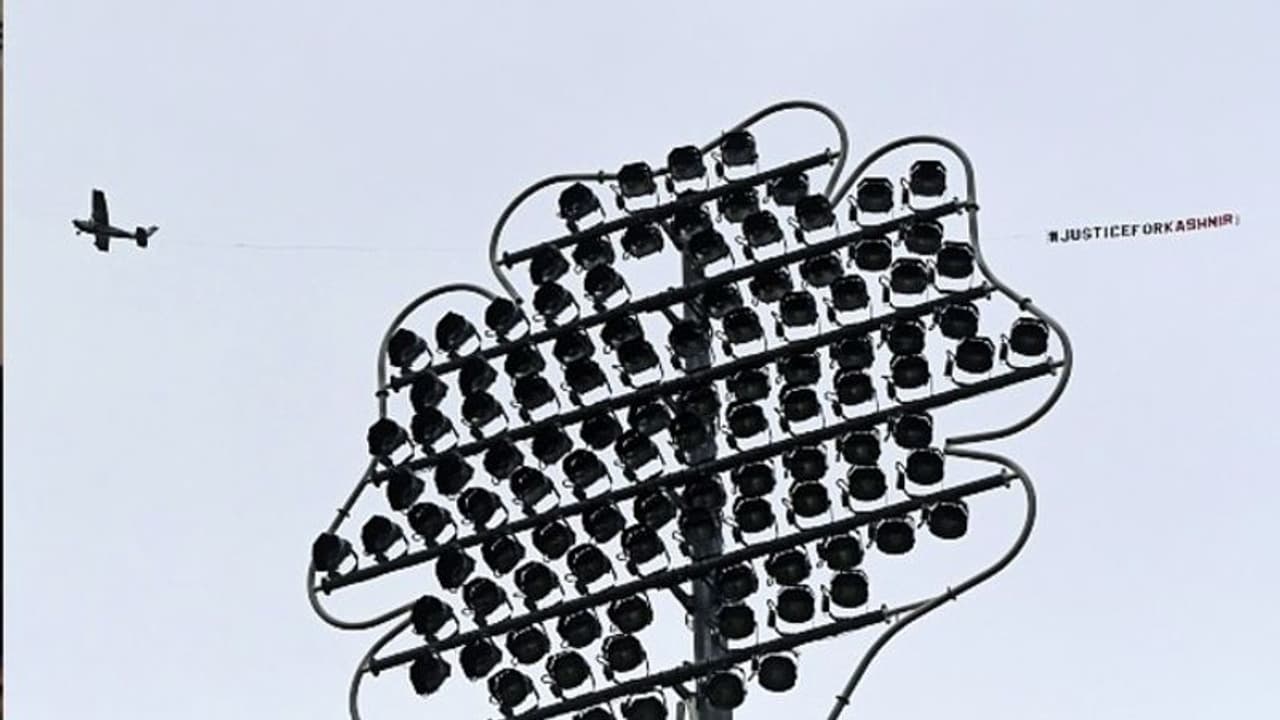 শ্রীলঙ্কা ম্যাচে মাঠের উপর রহস্যজনক বিমান! অভিযোগ জানালো বিসিসিআই শ্রীলঙ্কা ম্যাচে মাঠের উপর রহস্যজনক বিমান! অভিযোগ জানালো বিসিসিআই